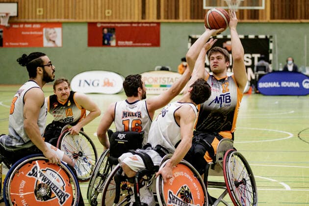 1. RBBL, ING Skywheelers Frankfurt vs. Hannover United, Frankfurt, Skywheelers Dome Frankfurt, 14.2.2021 Alexander Budde (Hannover United) & Florian Miller (ING Skywheelers Frankfurt), ING Skywheelers Frankfurt vs. Hannover United, Frankfurt, Skywheelers Dome Frankfurt, 14.2.2021 Copyright: xBEAUTIFULxSPORTS P.xGawlickx