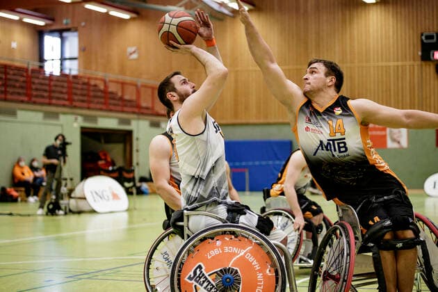 1. RBBL, ING Skywheelers Frankfurt vs. Hannover United, Frankfurt, Skywheelers Dome Frankfurt, 14.2.2021 Sven Dietrich (ING Skywheelers Frankfurt) & Matthias Güntner (Hannover United), ING Skywheelers Frankfurt vs. Hannover United, Frankfurt, Skywheelers Dome Frankfurt, 14.2.2021 Copyright: xBEAUTIFULxSPORTS P.xGawlickx