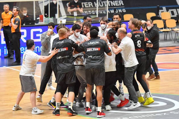 Chemnitz, Deutschland 14. Februar 2021: BBL - 2020 2021 - Niners Chemnitz vs. FC Bayern Muenchen Nach seinem Dreier wird Matchwinner Dominique Johnson (Chemnitz) von seinen Mitspielern nach dem 85:83 Sieg gegen den FC Bayern Muenchen in letzter Sekunde gefeiert Copyright: xFotostandx xDostmannx