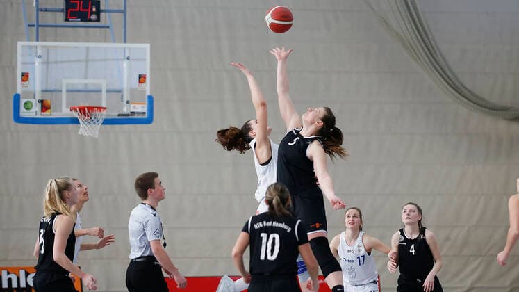 Deutschland , Wuerzburg, TGW Sportzentrum, 14.02.2021, emspor, emonline, despor, deonline, QOOL SHARKS Wuerzburg vs. Falcons Bad Homburg, 2. DBBL-Sued, 8. Spieltag Bild: Der Sprungball zwischen (v. l.) Paula Wenemoser (QOOL SHARKS Wuerzburg) und Lisa-Marie Kaempf (Falcons Bad Homburg) und aussenrum stehen (v. l.) Marisa Koopmann (Falcons Bad Homburg), Raphaela Jochimczyk (QOOL SHARKS Wuerzburg), Haley McDonald (Falcons Bad Homburg), Alex Daub (QOOL SHARKS Wuerzburg) und Isabel Gregor (Falcons Bad Homburg) Copyright: HMBxMedia JulienxBecker