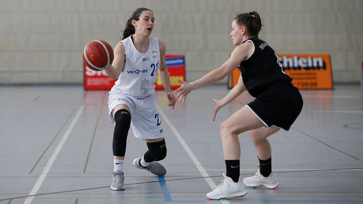 Deutschland , Wuerzburg, TGW Sportzentrum, 14.02.2021, emspor, emonline, despor, deonline, QOOL SHARKS Wuerzburg vs. Falcons Bad Homburg, 2. DBBL-Sued, 8. Spieltag Bild: v. l. Paige Marie Bradley (QOOL SHARKS Wuerzburg) gegen Isabel Gregor (Falcons Bad Homburg) Copyright: HMBxMedia JulienxBecker