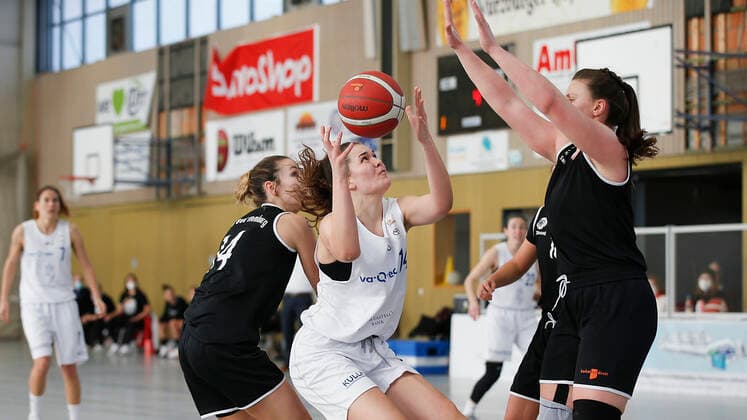 Deutschland , Wuerzburg, TGW Sportzentrum, 14.02.2021, emspor, emonline, despor, deonline, QOOL SHARKS Wuerzburg vs. Falcons Bad Homburg, 2. DBBL-Sued, 8. Spieltag Bild: v. l. Nerea Garmendia Odriozola (Falcons Bad Homburg), Paula Wenemoser (QOOL SHARKS Wuerzburg) mit dem Korbleger und Lisa-Marie Kaempf (Falcons Bad Homburg) Copyright: HMBxMedia JulienxBecker