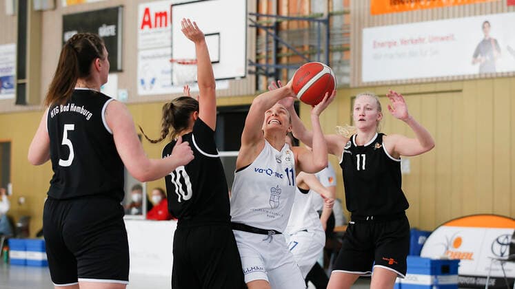 Deutschland , Wuerzburg, TGW Sportzentrum, 14.02.2021, emspor, emonline, despor, deonline, QOOL SHARKS Wuerzburg vs. Falcons Bad Homburg, 2. DBBL-Sued, 8. Spieltag Bild: v. l. Lisa-Marie Kaempf (Falcons Bad Homburg), Haley McDonald (Falcons Bad Homburg), Katlyn Theresa Yohn (QOOL SHARKS Wuerzburg) mit dem Korbleger und Marisa Koopmann (Falcons Bad Homburg) Copyright: HMBxMedia JulienxBecker
