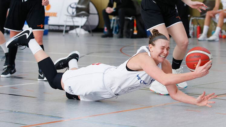 Deutschland , Wuerzburg, TGW Sportzentrum, 14.02.2021, emspor, emonline, despor, deonline, QOOL SHARKS Wuerzburg vs. Falcons Bad Homburg, 2. DBBL-Sued, 8. Spieltag Bild: Katlyn Theresa Yohn (QOOL SHARKS Wuerzburg) schnappt sich den Ball Copyright: HMBxMedia JulienxBecker