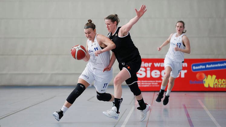 Deutschland , Wuerzburg, TGW Sportzentrum, 14.02.2021, emspor, emonline, despor, deonline, QOOL SHARKS Wuerzburg vs. Falcons Bad Homburg, 2. DBBL-Sued, 8. Spieltag Bild: v. l. Katlyn Theresa Yohn (QOOL SHARKS Wuerzburg) gegen Ana Kammer (Falcons Bad Homburg) Copyright: HMBxMedia JulienxBecker