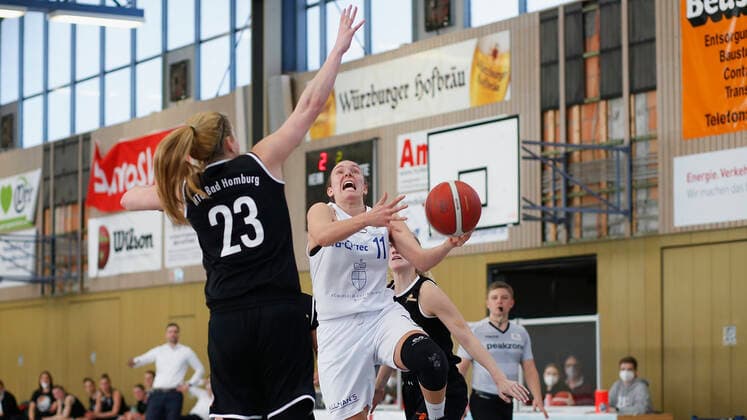 Deutschland , Wuerzburg, TGW Sportzentrum, 14.02.2021, emspor, emonline, despor, deonline, QOOL SHARKS Wuerzburg vs. Falcons Bad Homburg, 2. DBBL-Sued, 8. Spieltag Bild: v. l. Ashley Gray (Falcons Bad Homburg), Katlyn Theresa Yohn (QOOL SHARKS Wuerzburg) mit dem Korbleger und Marisa Koopmann (Falcons Bad Homburg) Copyright: HMBxMedia JulienxBecker