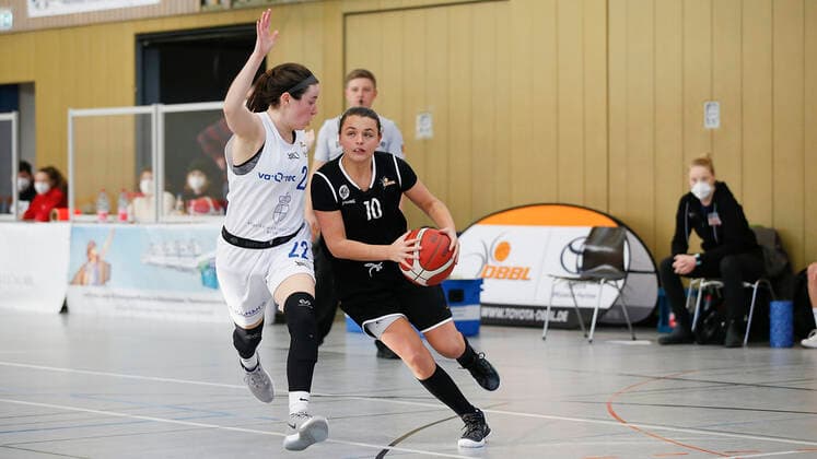 Deutschland , Wuerzburg, TGW Sportzentrum, 14.02.2021, emspor, emonline, despor, deonline, QOOL SHARKS Wuerzburg vs. Falcons Bad Homburg, 2. DBBL-Sued, 8. Spieltag Bild: v. l. Paige Marie Bradley (QOOL SHARKS Wuerzburg) gegen Haley McDonald (Falcons Bad Homburg) Copyright: HMBxMedia JulienxBecker