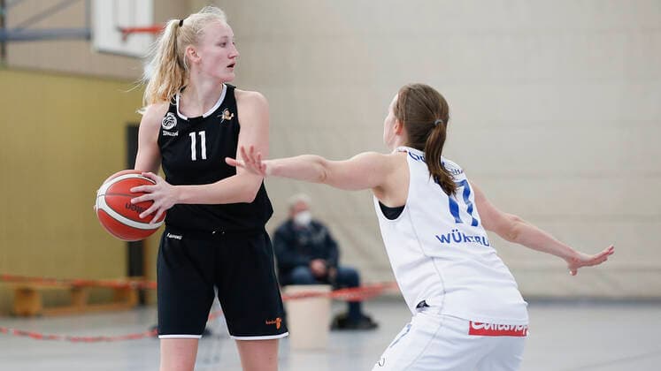 Deutschland , Wuerzburg, TGW Sportzentrum, 14.02.2021, emspor, emonline, despor, deonline, QOOL SHARKS Wuerzburg vs. Falcons Bad Homburg, 2. DBBL-Sued, 8. Spieltag Bild: v. l. Marisa Koopmann (Falcons Bad Homburg) gegen Alex Daub (QOOL SHARKS Wuerzburg) Copyright: HMBxMedia JulienxBecker