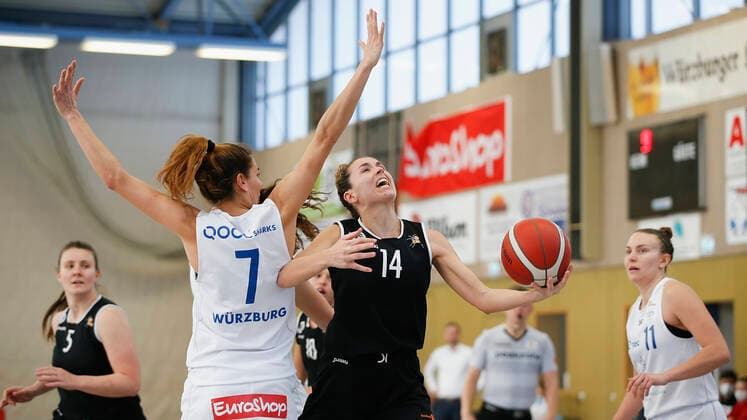 Deutschland , Wuerzburg, TGW Sportzentrum, 14.02.2021, emspor, emonline, despor, deonline, QOOL SHARKS Wuerzburg vs. Falcons Bad Homburg, 2. DBBL-Sued, 8. Spieltag Bild: v. l. Lisa-Marie Kaempf (Falcons Bad Homburg), Raphaela Jochimczyk (QOOL SHARKS Wuerzburg), Nerea Garmendia Odriozola (Falcons Bad Homburg) mit dem Korbleger und Katlyn Theresa Yohn (QOOL SHARKS Wuerzburg) Copyright: HMBxMedia JulienxBecker