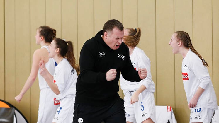 Deutschland , Wuerzburg, TGW Sportzentrum, 14.02.2021, emspor, emonline, despor, deonline, QOOL SHARKS Wuerzburg vs. Falcons Bad Homburg, 2. DBBL-Sued, 8. Spieltag Bild: Jubel nach einem erfolgreichen Korbwurf bei Trainer Thomas Glasauer (QOOL SHARKS Wuerzburg) und (v. l.) Fine Boehmke (QOOL SHARKS Wuerzburg), Lea Zimmermann (QOOL SHARKS Wuerzburg), Johanna Haeckel (QOOL SHARKS Wuerzburg) und Antonia Fuchsbauer (QOOL SHARKS Wuerzburg) im Hintergrund Copyright: HMBxMedia JulienxBecker