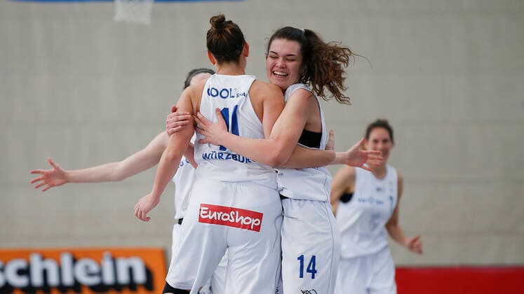 Deutschland , Wuerzburg, TGW Sportzentrum, 14.02.2021, emspor, emonline, despor, deonline, QOOL SHARKS Wuerzburg vs. Falcons Bad Homburg, 2. DBBL-Sued, 8. Spieltag Bild: Jubel nach einem erfolgreichen Play bei (v. l.) Katlyn Theresa Yohn (QOOL SHARKS Wuerzburg) und Paula Wenemoser (QOOL SHARKS Wuerzburg) Copyright: HMBxMedia JulienxBecker