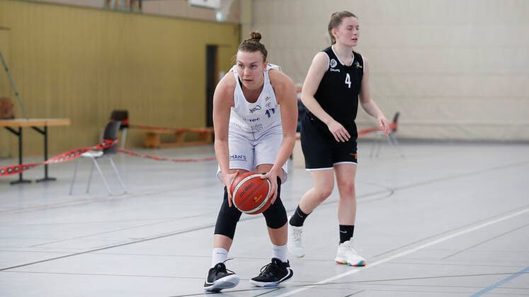 Deutschland , Wuerzburg, TGW Sportzentrum, 14.02.2021, emspor, emonline, despor, deonline, QOOL SHARKS Wuerzburg vs. Falcons Bad Homburg, 2. DBBL-Sued, 8. Spieltag Bild: v. l. Katlyn Theresa Yohn (QOOL SHARKS Wuerzburg) mit dem Ball in der Hand und Isabel Gregor (Falcons Bad Homburg) Copyright: HMBxMedia JulienxBecker
