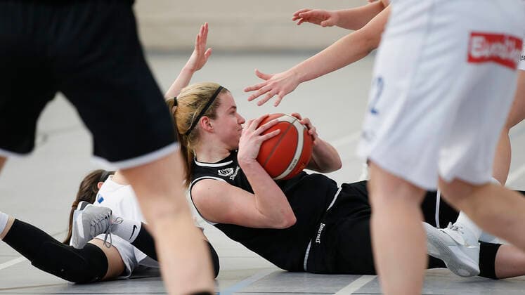 Deutschland , Wuerzburg, TGW Sportzentrum, 14.02.2021, emspor, emonline, despor, deonline, QOOL SHARKS Wuerzburg vs. Falcons Bad Homburg, 2. DBBL-Sued, 8. Spieltag Bild: v. l. Paige Marie Bradley (QOOL SHARKS Wuerzburg) und Ashley Gray (Falcons Bad Homburg) schnappt sich den Ball Copyright: HMBxMedia JulienxBecker