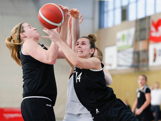 Deutschland , Wuerzburg, TGW Sportzentrum, 14.02.2021, emspor, emonline, despor, deonline, QOOL SHARKS Wuerzburg vs. Falcons Bad Homburg, 2. DBBL-Sued, 8. Spieltag Bild: Reboundduell zwischen v. l. Ashley Gray (Falcons Bad Homburg), Theresa Muck (QOOL SHARKS Wuerzburg) und Nerea Garmendia Odriozola (Falcons Bad Homburg) Copyright: HMBxMedia JulienxBecker