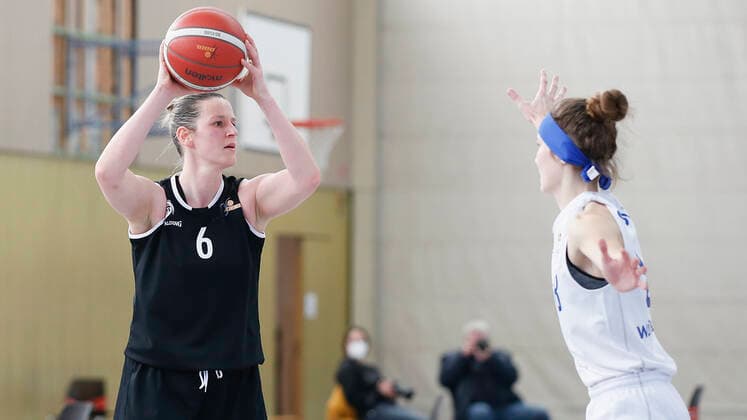 Deutschland , Wuerzburg, TGW Sportzentrum, 14.02.2021, emspor, emonline, despor, deonline, QOOL SHARKS Wuerzburg vs. Falcons Bad Homburg, 2. DBBL-Sued, 8. Spieltag Bild: v. l. Ana Kammer (Falcons Bad Homburg) gegen Marja Wahl (QOOL SHARKS Wuerzburg) Copyright: HMBxMedia JulienxBecker