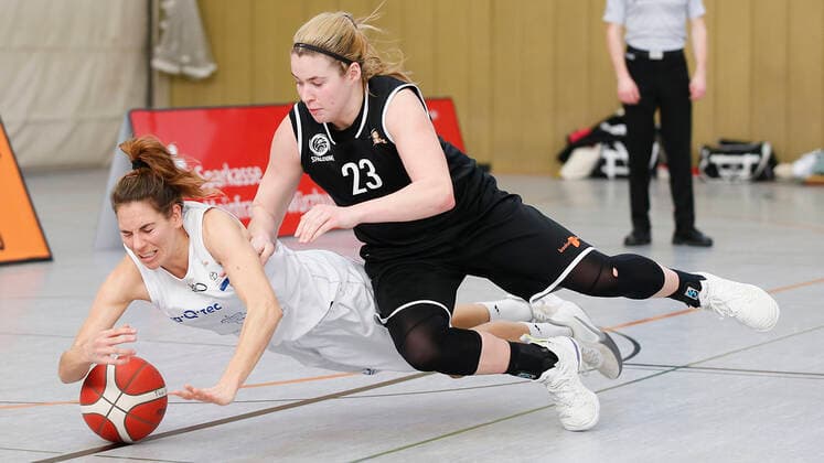 Deutschland , Wuerzburg, TGW Sportzentrum, 14.02.2021, emspor, emonline, despor, deonline, QOOL SHARKS Wuerzburg vs. Falcons Bad Homburg, 2. DBBL-Sued, 8. Spieltag Bild: Die Jagd nach dem Ball zwischen v. l. Raphaela Jochimczyk (QOOL SHARKS Wuerzburg) und Ashley Gray (Falcons Bad Homburg) Copyright: HMBxMedia JulienxBecker