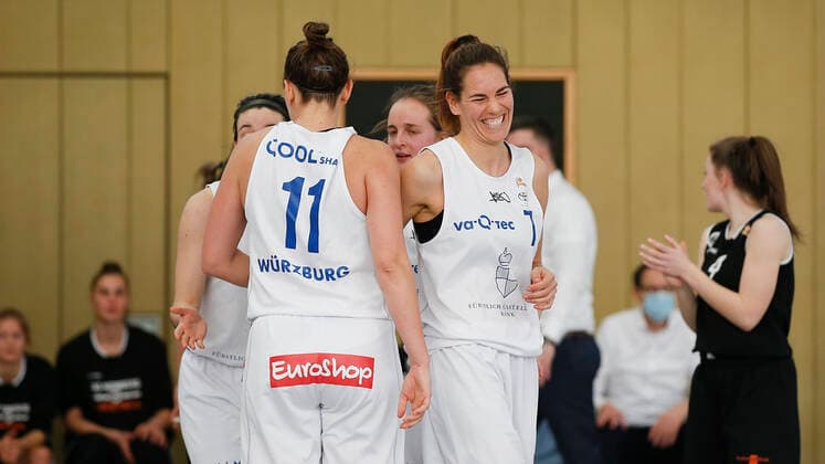 Deutschland , Wuerzburg, TGW Sportzentrum, 14.02.2021, emspor, emonline, despor, deonline, QOOL SHARKS Wuerzburg vs. Falcons Bad Homburg, 2. DBBL-Sued, 8. Spieltag Bild: Freude nach einem erfolgreichen Play bei (v. l.) Paige Marie Bradley (QOOL SHARKS Wuerzburg), Katlyn Theresa Yohn (QOOL SHARKS Wuerzburg), Alex Daub (QOOL SHARKS Wuerzburg) und Raphaela Jochimczyk (QOOL SHARKS Wuerzburg) Copyright: HMBxMedia JulienxBecker