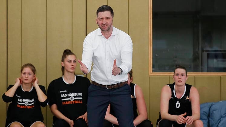 Deutschland , Wuerzburg, TGW Sportzentrum, 14.02.2021, emspor, emonline, despor, deonline, QOOL SHARKS Wuerzburg vs. Falcons Bad Homburg, 2. DBBL-Sued, 8. Spieltag Bild: Anweisungen von Trainer Jay R. Brown (Falcons Bad Homburg) auf seine Spieler Copyright: HMBxMedia JulienxBecker