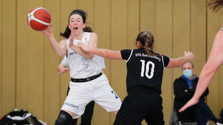 Deutschland , Wuerzburg, TGW Sportzentrum, 14.02.2021, emspor, emonline, despor, deonline, QOOL SHARKS Wuerzburg vs. Falcons Bad Homburg, 2. DBBL-Sued, 8. Spieltag Bild: v. l. Paige Marie Bradley (QOOL SHARKS Wuerzburg) mit dem Pass und Haley McDonald (Falcons Bad Homburg) Copyright: HMBxMedia JulienxBecker