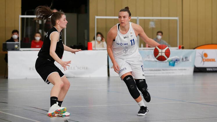 Deutschland , Wuerzburg, TGW Sportzentrum, 14.02.2021, emspor, emonline, despor, deonline, QOOL SHARKS Wuerzburg vs. Falcons Bad Homburg, 2. DBBL-Sued, 8. Spieltag Bild: v. l. Isabel Gregor (Falcons Bad Homburg) gegen Katlyn Theresa Yohn (QOOL SHARKS Wuerzburg) Copyright: HMBxMedia JulienxBecker