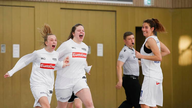 Deutschland , Wuerzburg, TGW Sportzentrum, 14.02.2021, emspor, emonline, despor, deonline, QOOL SHARKS Wuerzburg vs. Falcons Bad Homburg, 2. DBBL-Sued, 8. Spieltag Bild: Jubel nach dem Sieg bei (v. l.) Johanna Haeckel (QOOL SHARKS Wuerzburg), Chiara Droell (QOOL SHARKS Wuerzburg) und Raphaela Jochimczyk (QOOL SHARKS Wuerzburg) Copyright: HMBxMedia JulienxBecker