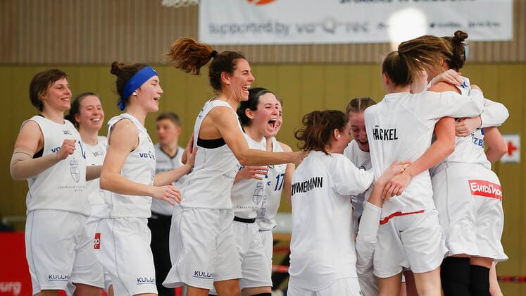 Deutschland , Wuerzburg, TGW Sportzentrum, 14.02.2021, emspor, emonline, despor, deonline, QOOL SHARKS Wuerzburg vs. Falcons Bad Homburg, 2. DBBL-Sued, 8. Spieltag Bild: Jubel nach dem Sieg beim Team der QOOL SHARKS Wuerzburg Copyright: HMBxMedia JulienxBecker