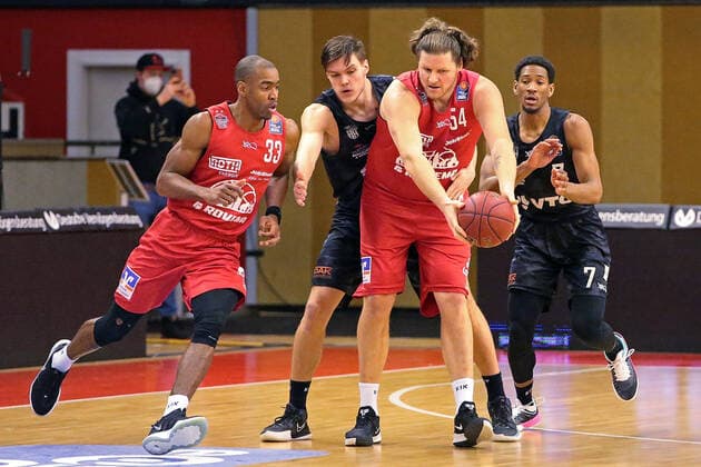 14.02.2021, xovx, Basketball BBL, JobStairs Gießen 46ers - Hamburg Towers v.l. Brandon Thomas (Gießen 46ers), Maik Kotsar (Hamburg Towers), John Bryant (Gießen 46ers), Kameron Taylor (Hamburg Towers) Gießen Sporthalle Gießen-Ost Hessen Deutschland (DE)