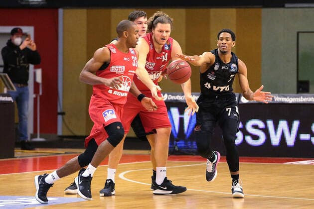 14.02.2021, xovx, Basketball BBL, JobStairs Gießen 46ers - Hamburg Towers v.l. Brandon Thomas (Gießen 46ers), Maik Kotsar (Hamburg Towers), John Bryant (Gießen 46ers), Kameron Taylor (Hamburg Towers) Gießen Sporthalle Gießen-Ost Hessen Deutschland (DE)