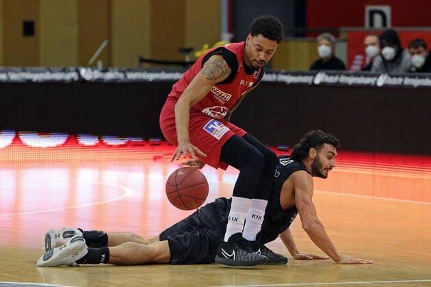 14.02.2021, xovx, Basketball BBL, JobStairs Gießen 46ers - Hamburg Towers v.l. Diante Garrett (Gießen 46ers), Maximilian DiLeo (Hamburg Towers) Gießen Sporthalle Gießen-Ost Hessen Deutschland (DE)