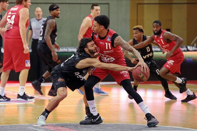 14.02.2021, xovx, Basketball BBL, JobStairs Gießen 46ers - Hamburg Towers v.l. Maximilian DiLeo (Hamburg Towers), Diante Garrett (Gießen 46ers) Gießen Sporthalle Gießen-Ost Hessen Deutschland (DE)