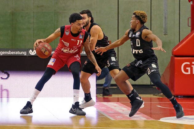 14.02.2021, xovx, Basketball BBL, JobStairs Gießen 46ers - Hamburg Towers v.l. Diante Garrett (Gießen 46ers), Maximilian DiLeo (Hamburg Towers), TJ Shorts (Hamburg Towers) Gießen Sporthalle Gießen-Ost Hessen Deutschland (DE)