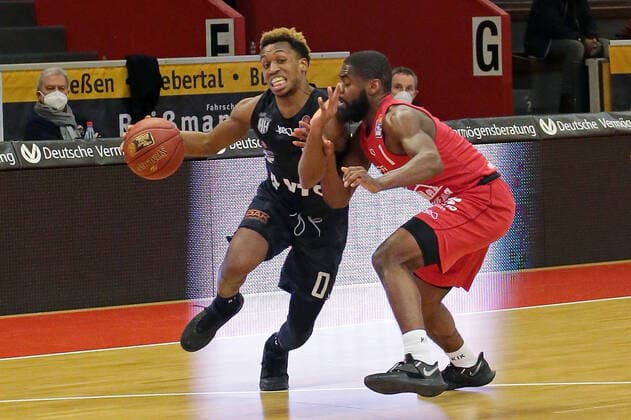 14.02.2021, xovx, Basketball BBL, JobStairs Gießen 46ers - Hamburg Towers v.l. TJ Shorts (Hamburg Towers), Jonathan Stark (Gießen 46ers) Gießen Sporthalle Gießen-Ost Hessen Deutschland (DE)