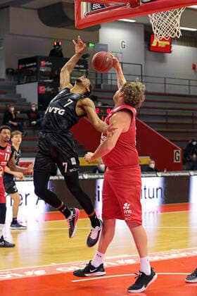 14.02.2021, xovx, Basketball BBL, JobStairs Gießen 46ers - Hamburg Towers v.l. Kameron Taylor (Hamburg Towers), John Bryant (Gießen 46ers) Gießen Sporthalle Gießen-Ost Hessen Deutschland (DE)