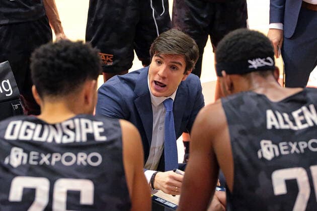 14.02.2021, xovx, Basketball BBL, JobStairs Gießen 46ers - Hamburg Towers Anweisungen von Head Coach Pedro Calles (Hamburg Towers) an sein Team. Gießen Sporthalle Gießen-Ost Hessen Deutschland (DE)