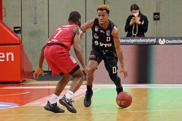 14.02.2021, xovx, Basketball BBL, JobStairs Gießen 46ers - Hamburg Towers v.l. Jonathan Stark (Gießen 46ers), TJ Shorts (Hamburg Towers) Gießen Sporthalle Gießen-Ost Hessen Deutschland (DE)