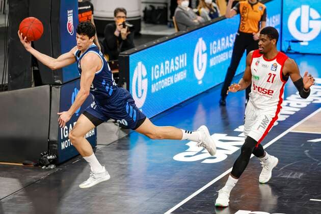 links Simone Fontecchio (Alba Berlin, 20) rechts Shevon Thompson (Brose Bamberg, 27) Brose Bamberg - Alba Berlin - easyCredit-BBL - Basketball Bundesliga - Basketball Saison 2020 21 - 19. Spieltag, 14.02.2021 Bamberg, Brose Arena ASV-Autoren-Nummer: 4026335 Copyright: DanielxLöb