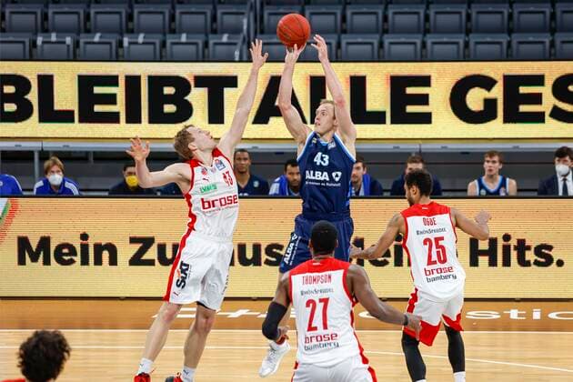 Mitte Luke Sigma (Alba Berlin, 43) links Christian Sengfelder (Brose Bamberg, 43) rechts Kenneth Ogbe (Brose Bamberg, 25) unten Shevon Thompson (Brose Bamberg, 27) Brose Bamberg - Alba Berlin - easyCredit-BBL - Basketball Bundesliga - Basketball Saison 2020 21 - 19. Spieltag, 14.02.2021 Bamberg, Brose Arena ASV-Autoren-Nummer: 4026335 Copyright: DanielxLöb