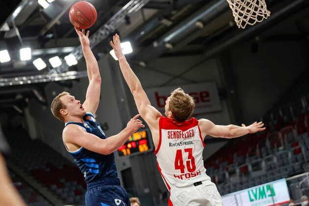 links Luke Sigma (Alba Berlin, 43) rechts Christian Sengfelder (Brose Bamberg, 43) Brose Bamberg - Alba Berlin - easyCredit-BBL - Basketball Bundesliga - Basketball Saison 2020 21 - 19. Spieltag, 14.02.2021 Bamberg, Brose Arena ASV-Autoren-Nummer: 4026335 Copyright: DanielxLöb