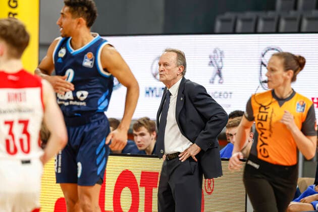Mitte Headcoach Cheftrainer Alejandro Garcia Reneses (Alba Berlin) Brose Bamberg - Alba Berlin - easyCredit-BBL - Basketball Bundesliga - Basketball Saison 2020 21 - 19. Spieltag, 14.02.2021 Bamberg, Brose Arena ASV-Autoren-Nummer: 4026335 Copyright: DanielxLöb
