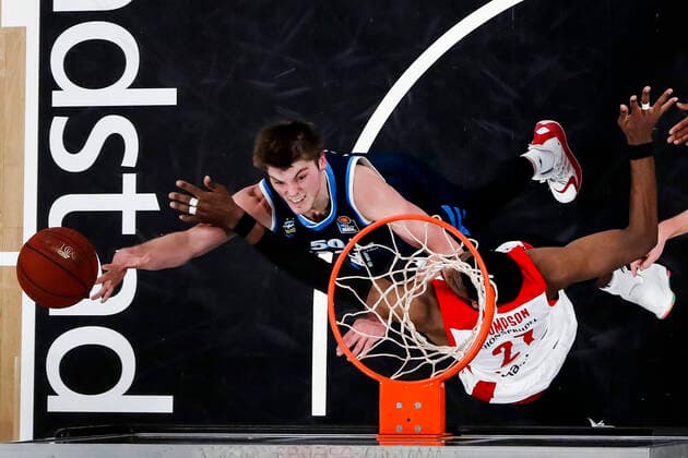 links Ben Lammers (Alba Berlin, 50) rechts Shevon Thompson (Brose Bamberg, 27) Brose Bamberg - Alba Berlin - easyCredit-BBL - Basketball Bundesliga - Basketball Saison 2020 21 - 19. Spieltag, 14.02.2021 Bamberg, Brose Arena ASV-Autoren-Nummer: 4026335 Copyright: DanielxLöb