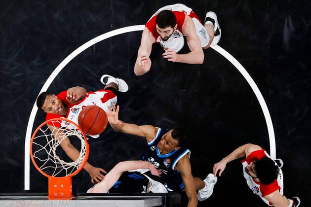 Mitte Louis Olinde (Alba Berlin, 19) oben David Kravish (Brose Bamberg, 45) links Devon Hall (Brose Bamberg, 22) rechts Michele Vitali (Brose Bamberg, 31) Brose Bamberg - Alba Berlin - easyCredit-BBL - Basketball Bundesliga - Basketball Saison 2020 21 - 19. Spieltag, 14.02.2021 Bamberg, Brose Arena ASV-Autoren-Nummer: 4026335 Copyright: DanielxLöb