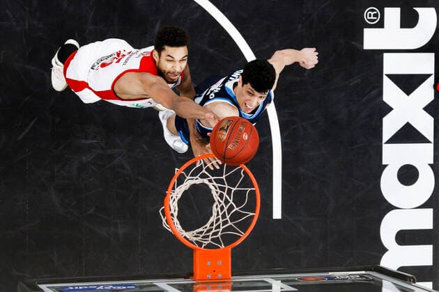 links Kenneth Ogbe (Brose Bamberg, 25) rechts Simone Fontecchio (Alba Berlin, 20) Brose Bamberg - Alba Berlin - easyCredit-BBL - Basketball Bundesliga - Basketball Saison 2020 21 - 19. Spieltag, 14.02.2021 Bamberg, Brose Arena ASV-Autoren-Nummer: 4026335 Copyright: DanielxLöb