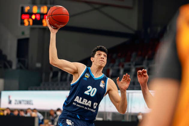 links Simone Fontecchio (Alba Berlin, 20) Brose Bamberg - Alba Berlin - easyCredit-BBL - Basketball Bundesliga - Basketball Saison 2020 21 - 19. Spieltag, 14.02.2021 Bamberg, Brose Arena ASV-Autoren-Nummer: 4026335 Copyright: DanielxLöb
