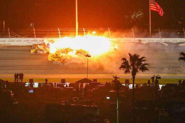 Bilder des Jahres 2021, Sport 02 Februar Sport Themen der Woche KW06 Sport Bilder des Tages DAYTONA, FL - FEBRUARY 14: Flames erupt during a last-lap crash consumes several cars during the Daytona 500 on February 14, 2021 at Daytona International Speedway in Daytona Beach. Fl. (Photo by David Rosenblum Icon Sportswire) AUTO: FEB 14 NASCAR, Motorsport, USA Cup Series - DAYTONA 500 Icon2102147144