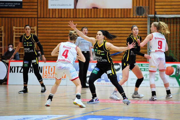 Basketball - DBBL - 17. Spieltag GiroLive Panthers Osnabrück - inexio Royals Saarlouis am 14.02.2021 in der OSC Halle in Osnabrück Melli Knopp (C)(Osnabrück) im Zweikampf mit Brittany Brown (Saarlouis)