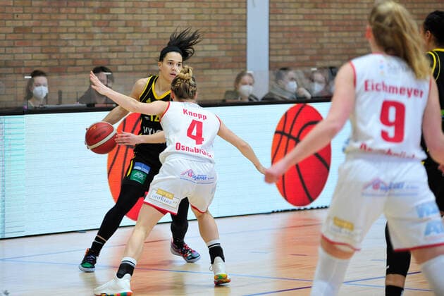 Basketball - DBBL - 17. Spieltag GiroLive Panthers Osnabrück - inexio Royals Saarlouis am 14.02.2021 in der OSC Halle in Osnabrück Melli Knopp (C)(Osnabrück) im Zweikampf mit Brittany Brown (Saarlouis)