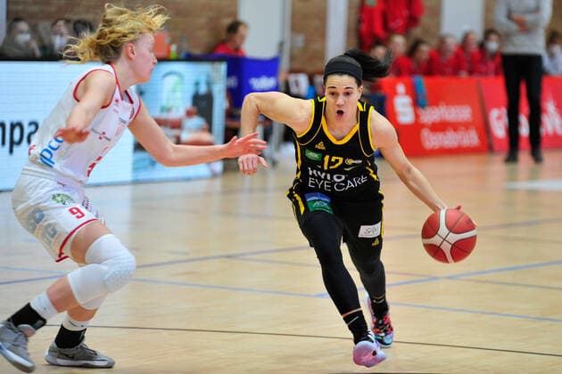 Basketball - DBBL - 17. Spieltag GiroLive Panthers Osnabrück - inexio Royals Saarlouis am 14.02.2021 in der OSC Halle in Osnabrück Emma Eichmeyer (Osnabrück) im Zweikampf mit Brittany Brown (Saarlouis)