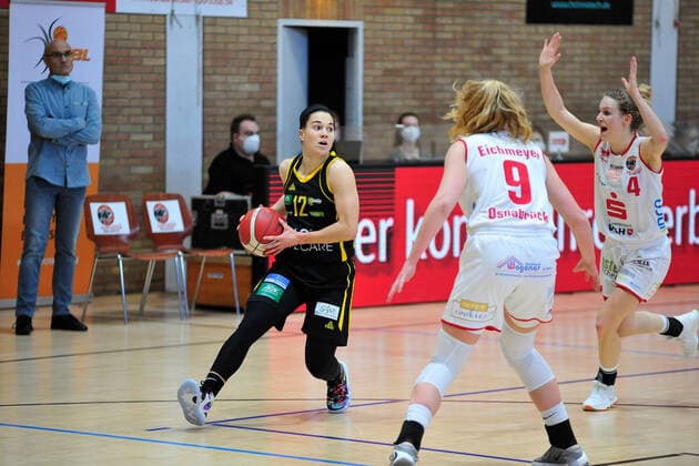 Basketball - DBBL - 17. Spieltag GiroLive Panthers Osnabrück - inexio Royals Saarlouis am 14.02.2021 in der OSC Halle in Osnabrück Emma Eichmeyer (Osnabrück) im Zweikampf mit Brittany Brown (Saarlouis)