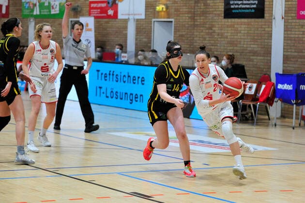 Basketball - DBBL - 17. Spieltag GiroLive Panthers Osnabrück - inexio Royals Saarlouis am 14.02.2021 in der OSC Halle in Osnabrück Kata Takacs (Osnabrück) im Zweikampf mit Linn Schüler Schueler (Saarlouis)