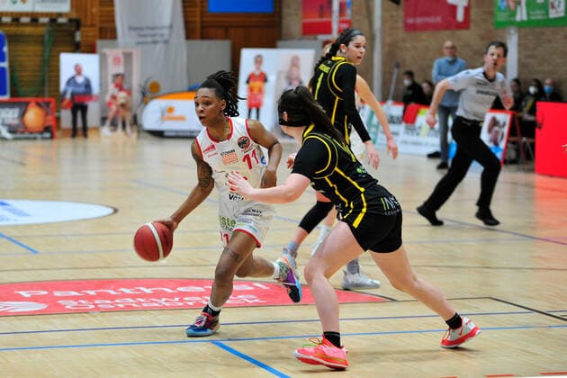 Basketball - DBBL - 17. Spieltag GiroLive Panthers Osnabrück - inexio Royals Saarlouis am 14.02.2021 in der OSC Halle in Osnabrück Allazia Blockton (Osnabrück) im Zweikampf mit Linn Schüler Schueler (Saarlouis)